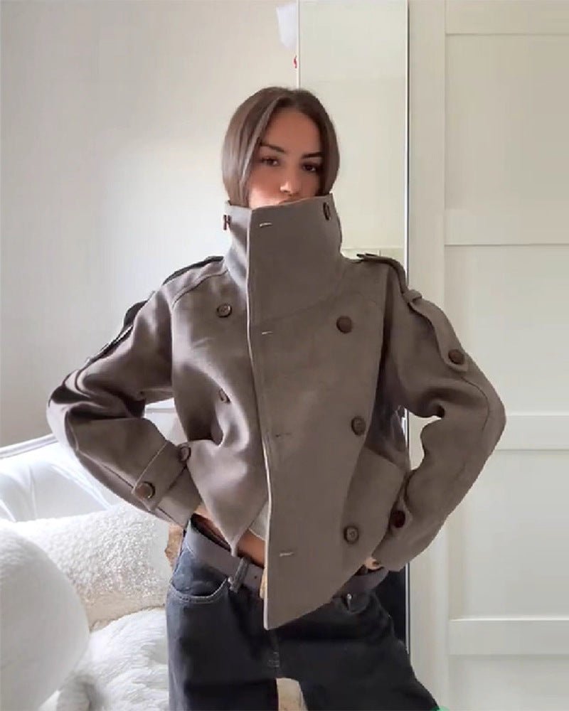 Abrigo Rhea con cuello alto y botonadura