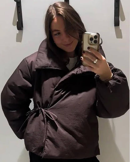 Chaqueta acolchada Suzy con cuello alto y lazo